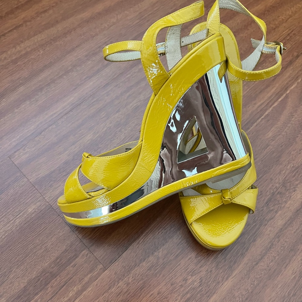 Beautiful Michael Kors Size 8 Summer Wedges